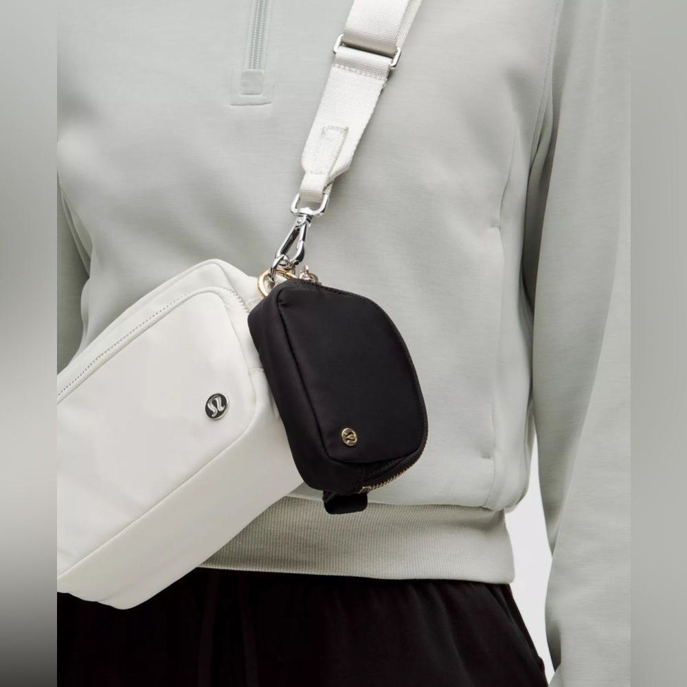 🆕✨ Lululemon Everywhere Belt Bag Nano - Black Gold